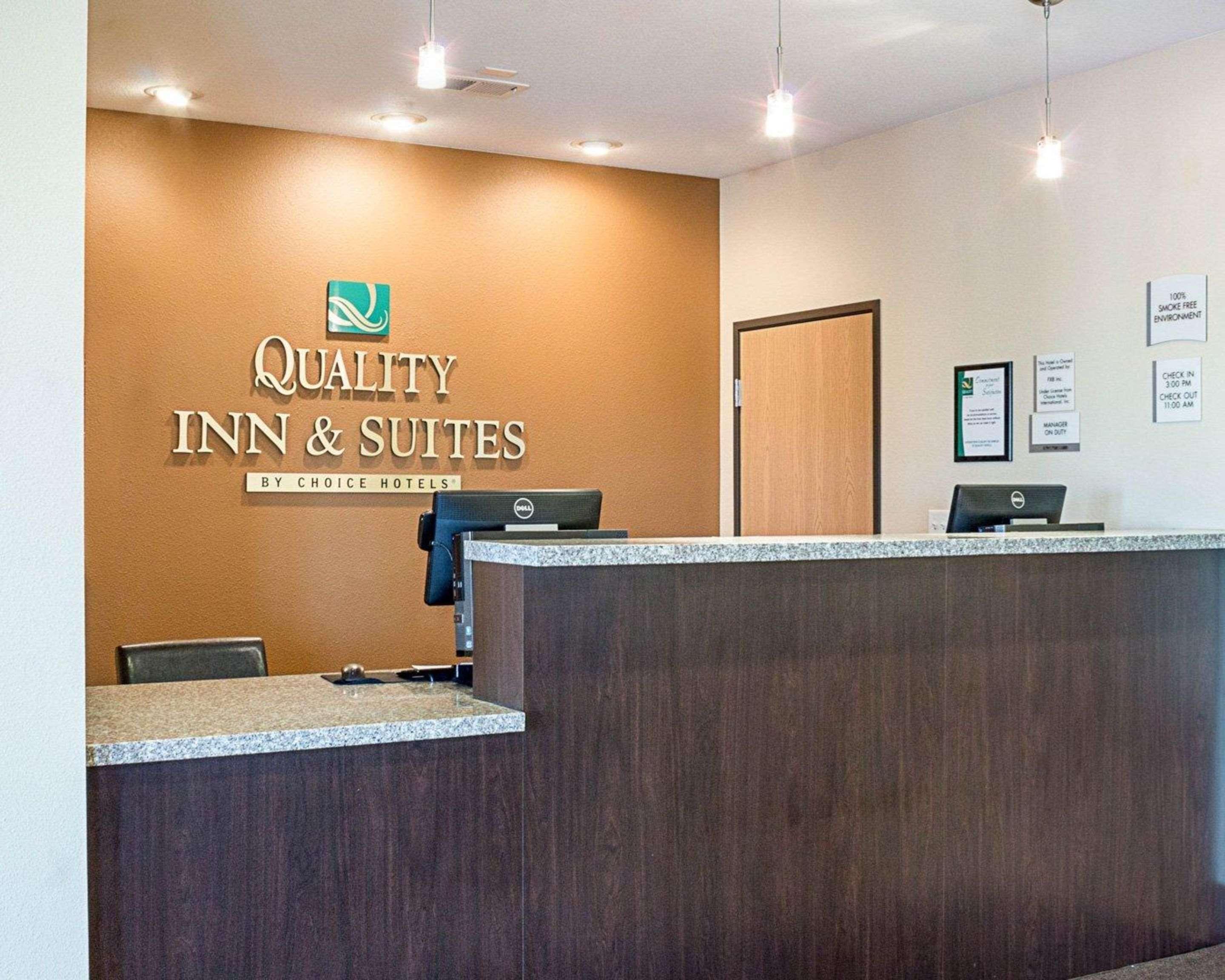 Quality Inn & Suites Minot Buitenkant foto