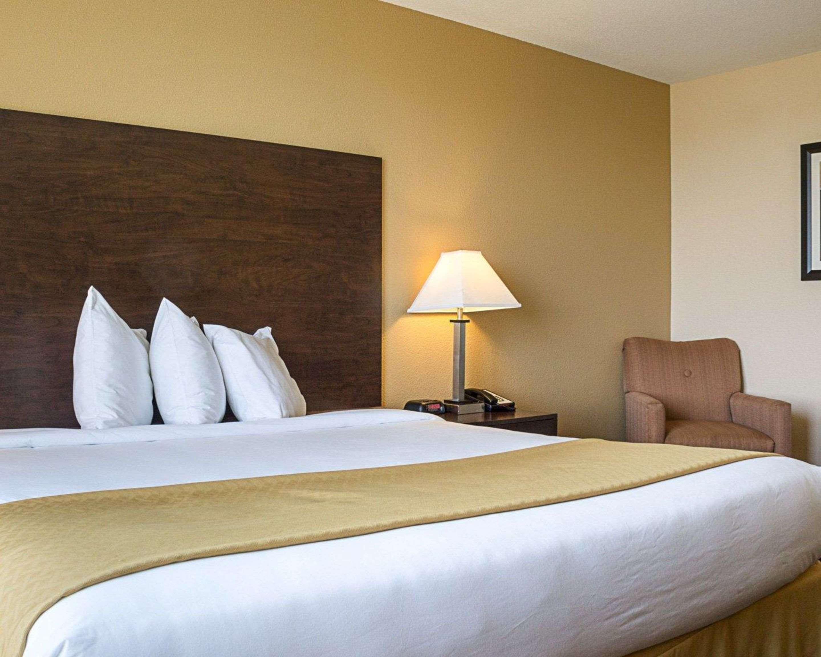 Quality Inn & Suites Minot Buitenkant foto