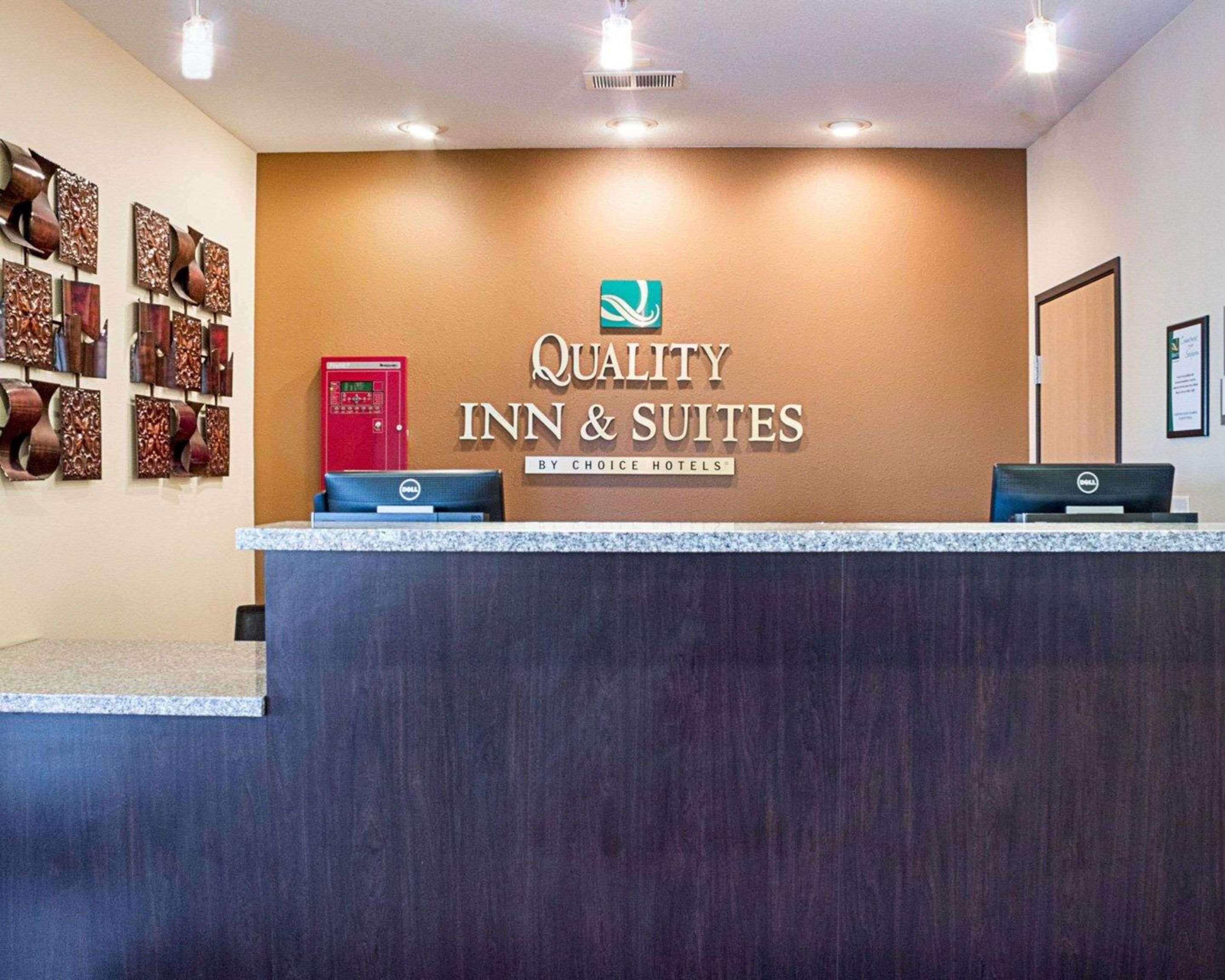 Quality Inn & Suites Minot Buitenkant foto